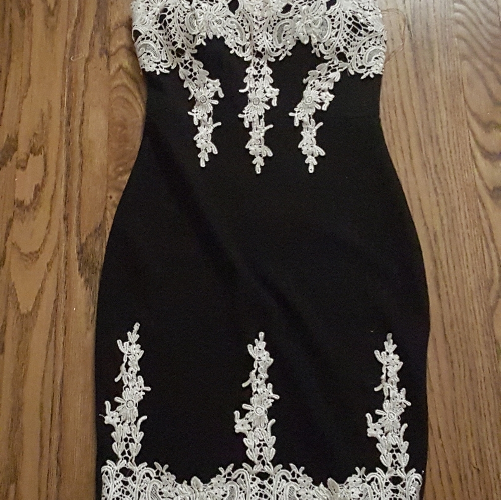 BLACK BODY CON DRESS WITH LACE